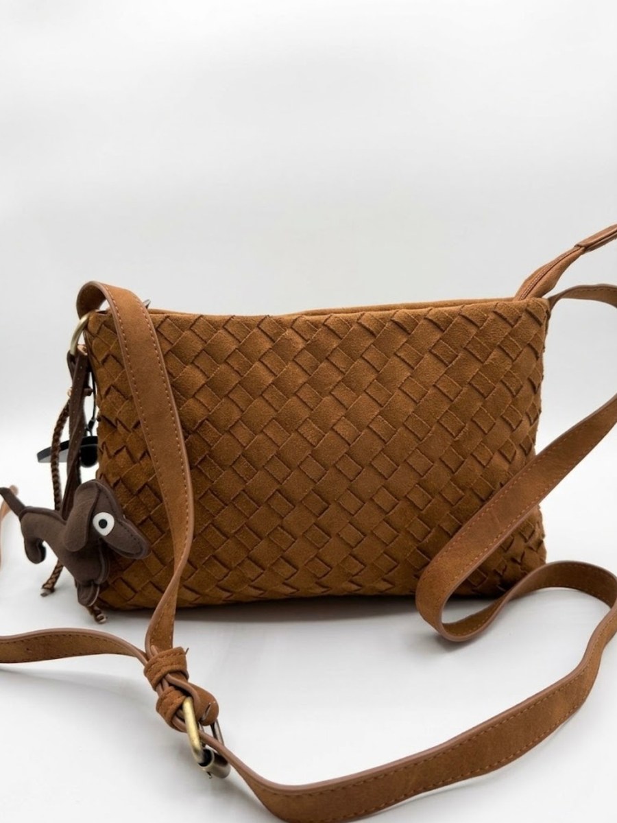 Bolso Natte trenzado con perrito en Camel
