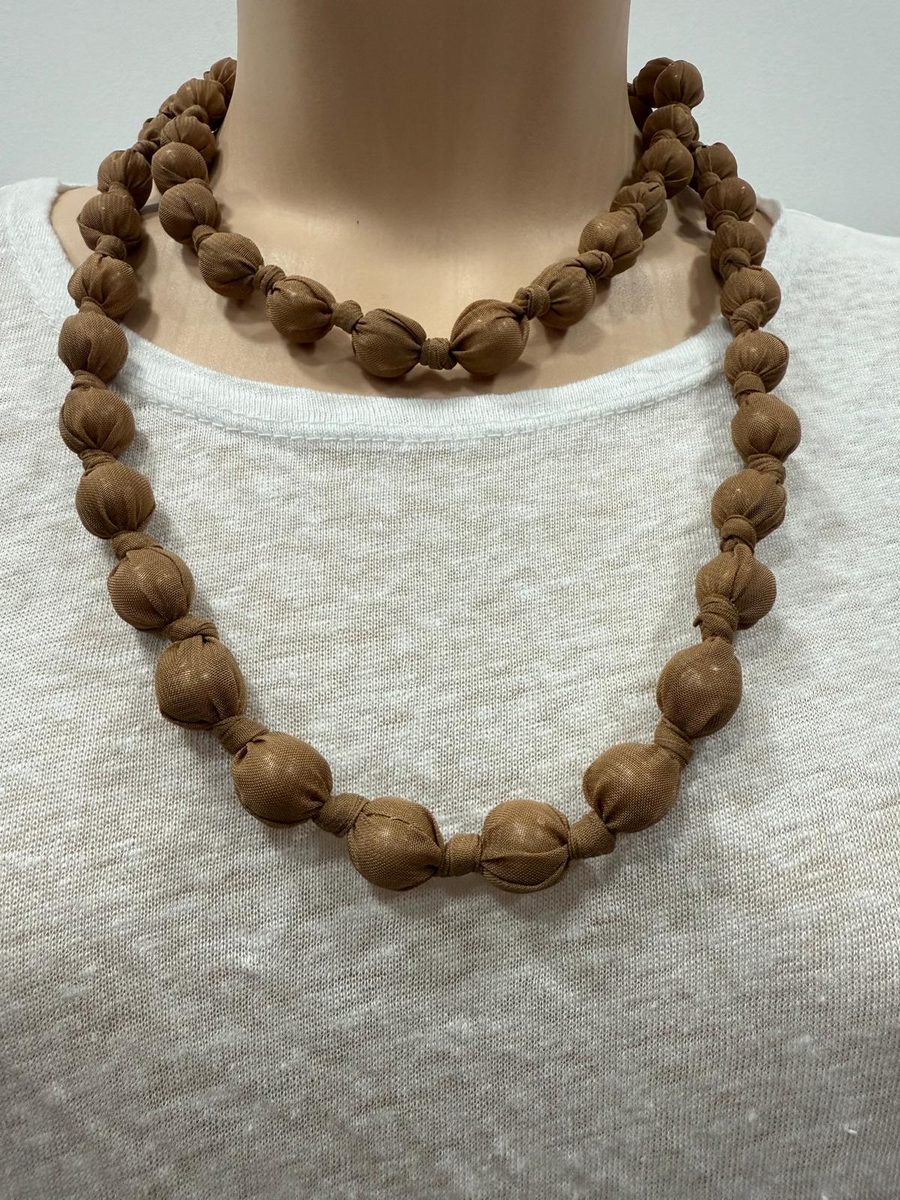 Collar Bolitas en Camel