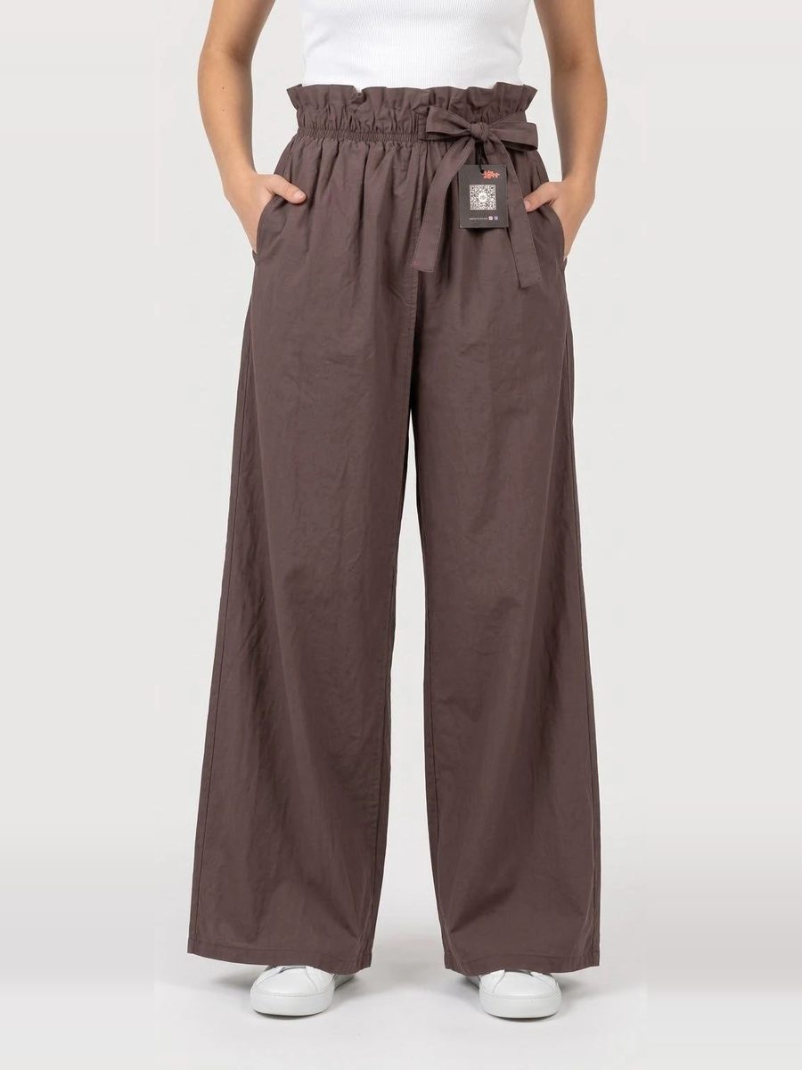 Pantalón Duna en chocolate, puesto